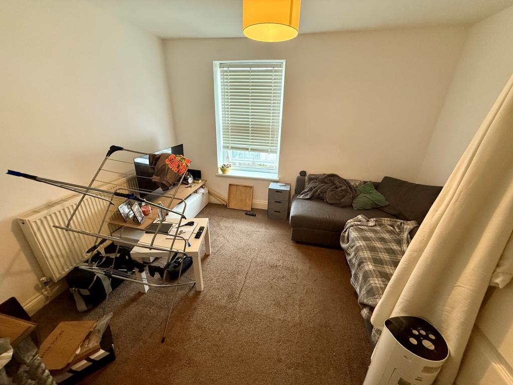 Lot: 38 - FREEHOLD BLOCK OF FLATS FOR INVESTMENT - Flat B living room